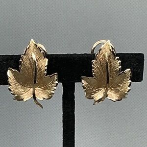 Vintage Wells 12K Gold Filled Leaf Clip Earrings Mid Century Botanical